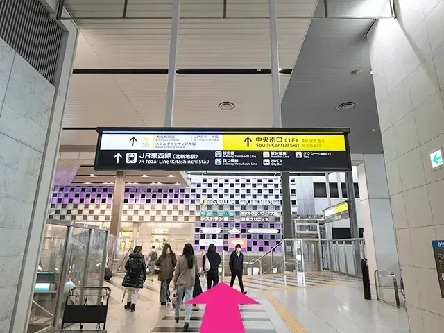 まっすぐ進み、階段を降ります。