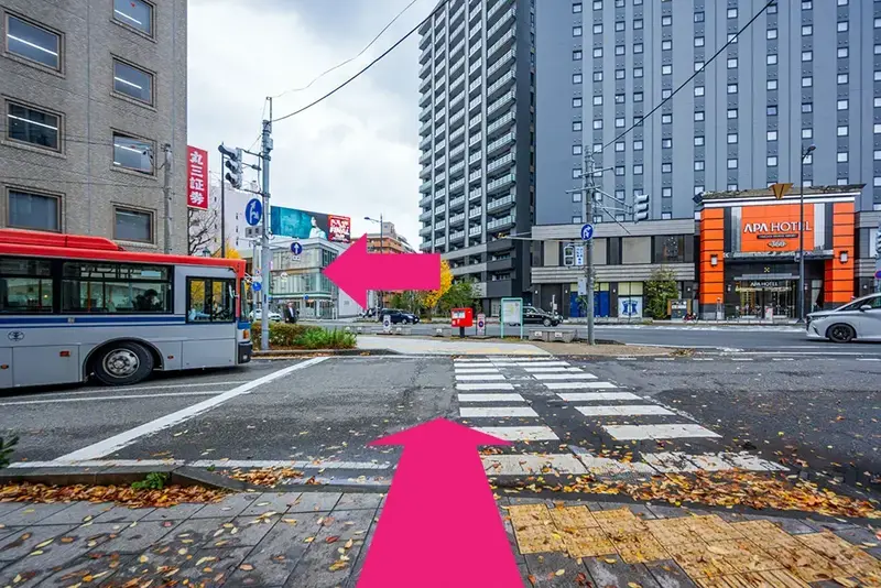 横断歩道渡り道なりに直進し左折します