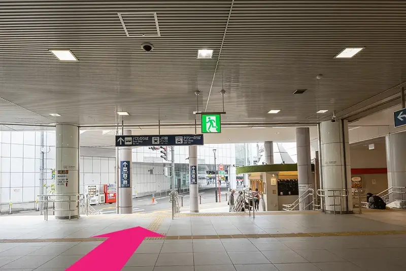 改札を出て信号を目指し直進します