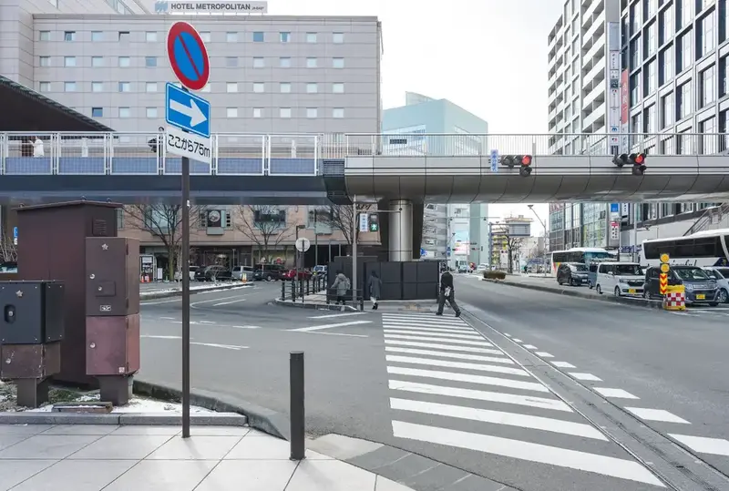 渡ってすぐ、右手の横断歩道を渡り道なりに進みます。