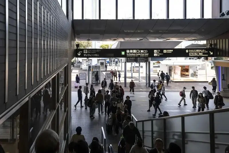 『JR岡山駅』後楽園口(東口)へ向かいます。