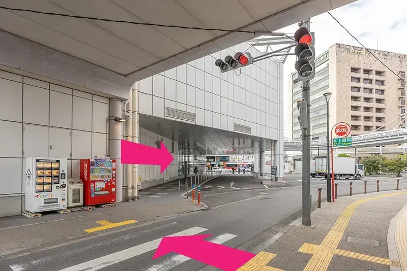 横断歩道を渡り右折