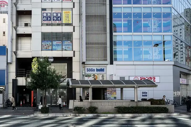 ジャンカラの左手にある炭屋ビル8Fが当クリニックになります。