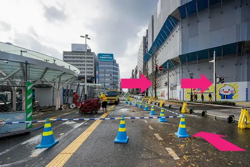 道なりに進み、横断歩道を渡り右折