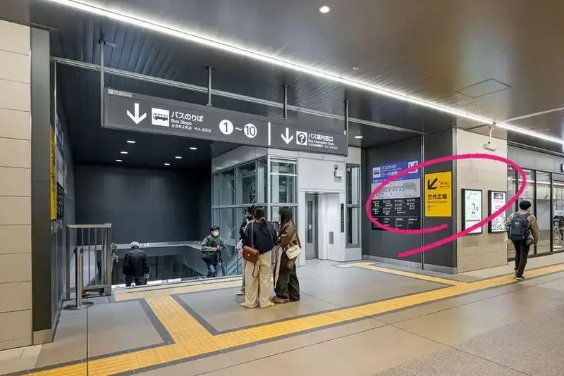 左手の階段を降ります (万代広場の黄色い看板目印)