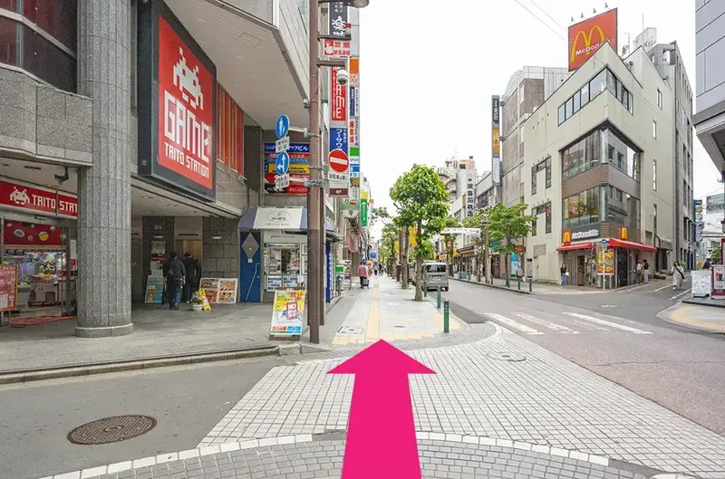 ゲームセンター（タイトーステーション）の隣、左手にあるファミリーマートのビルが 目的地です。