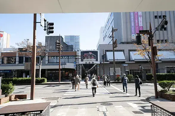 交差点を直進すると左手に提携院のAGAスキンクリニック富山院の看板が見えます。