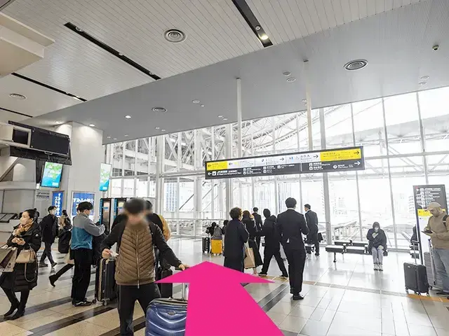JR大阪駅・連絡橋口の改札を背にして左に向かいます。 (サウスゲートビル・大丸方面)