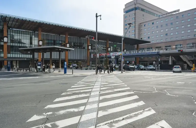 左手の横断歩道を渡ります。