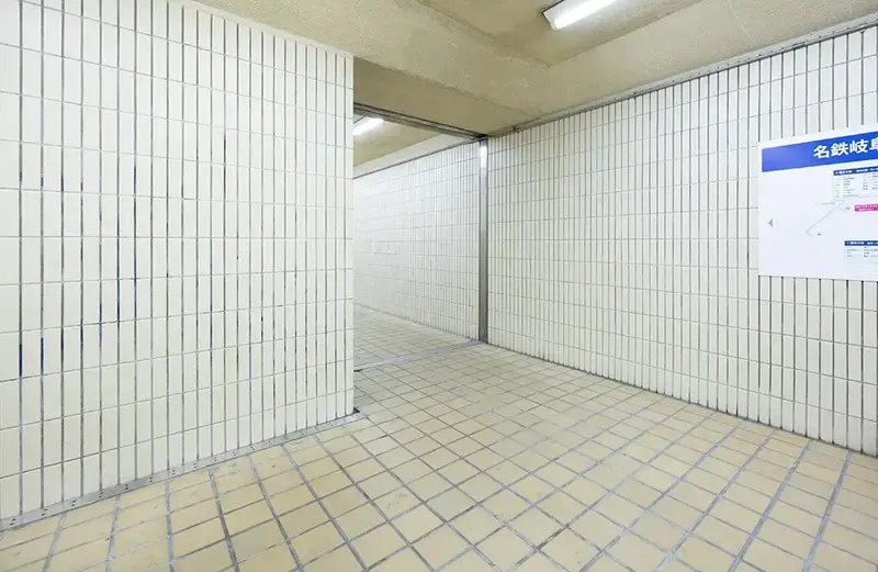 降りて突き当たりを左折します