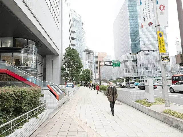 しばらく道なりに進みます。