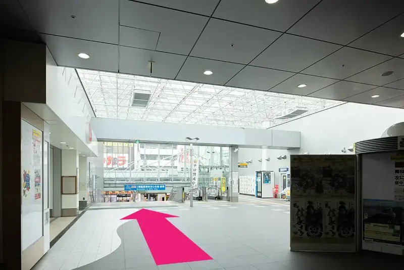 改札を出て直進し、エスカレーター降ります