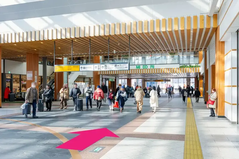長野駅の改札口を出て右折し、善光寺口まで直進します。