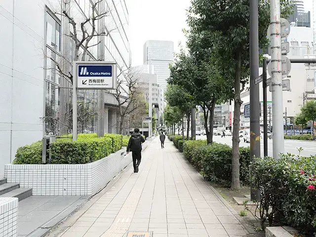 左に「西梅田駅」を見ながらさらに直進します。