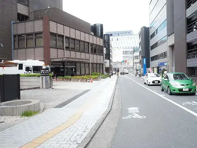 最初の十字路を左折します。