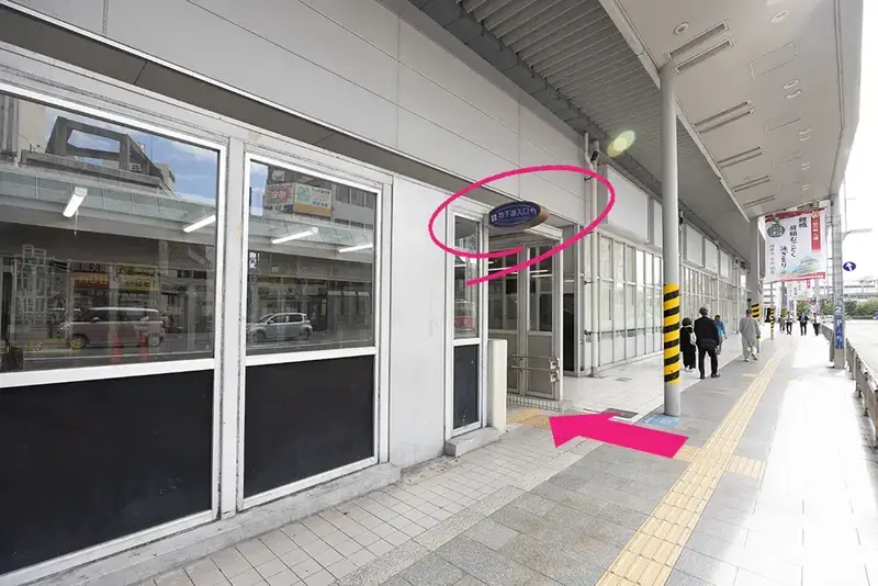 左手の地下道を降ります