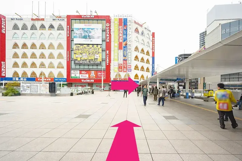 駅舎を出て直進、ビックカメラに突き当たったら右に進みます。