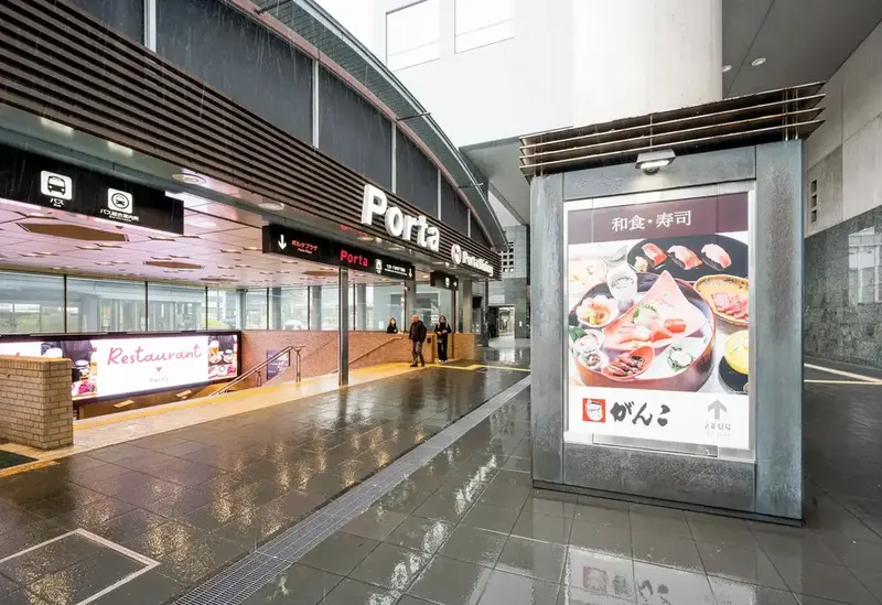 左手の「Porta」入口から地下へ降ります。
