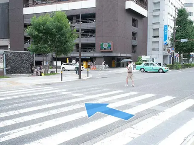 熊本市電「熊本城・市役所前駅」で下車し、市役所通りに入ります。