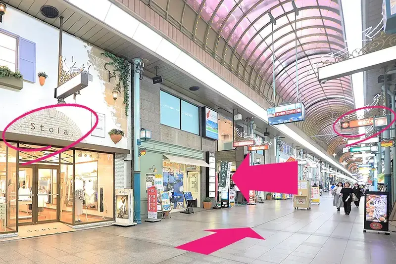 左手に「stola」が見えたらその隣のビル「Be-Flat」ビルが入口。真向かいには鎌倉パスタがあります。