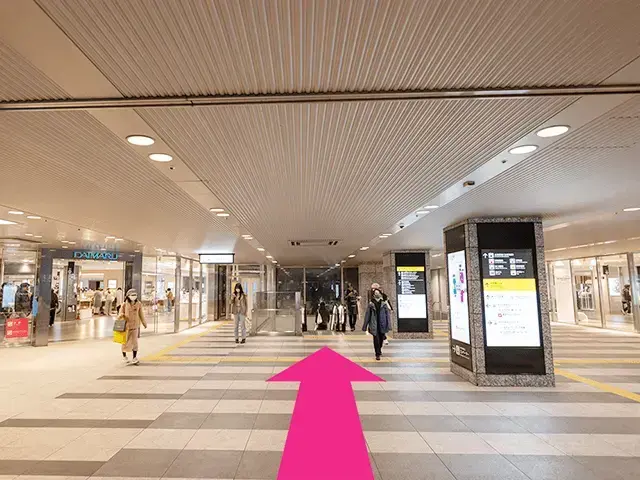 降りたら大丸を左に見つつ直進し、再び階段を降ります。