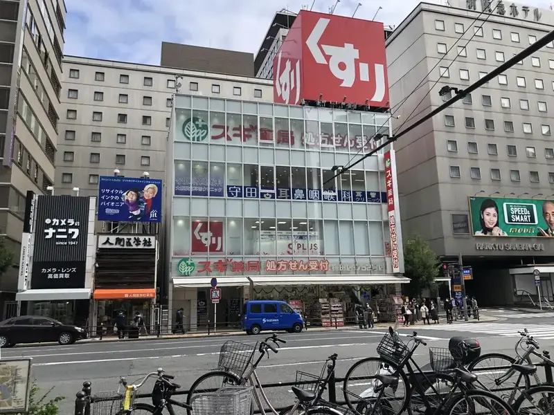 JP大阪駅「中央出口」を出て、道路沿いを左へ