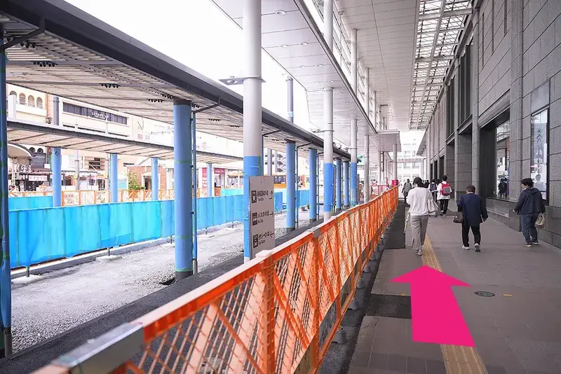 駅舎を出て「いよてつ高島屋」を右に見ながら直進