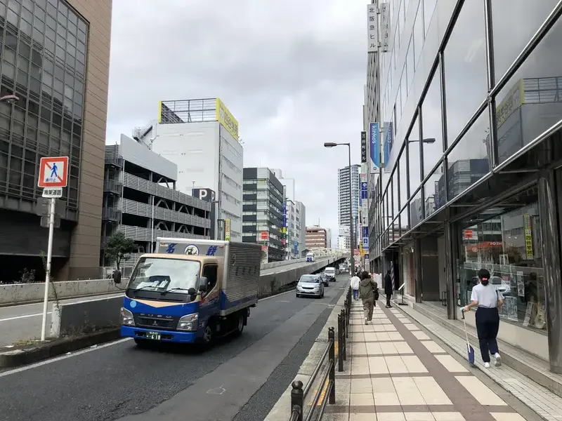 直進していくと左手にJRA,洋服の青山をこえて、右手に『芝田町ビル』が見えます。