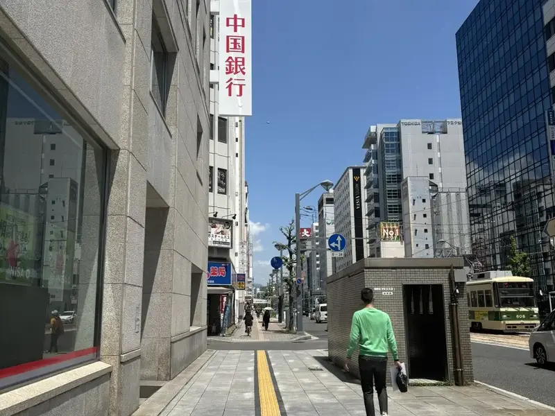 『中国銀行』を左手に見つつ、直進します。