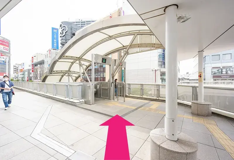 エスカレーターで地上階へ降ります。