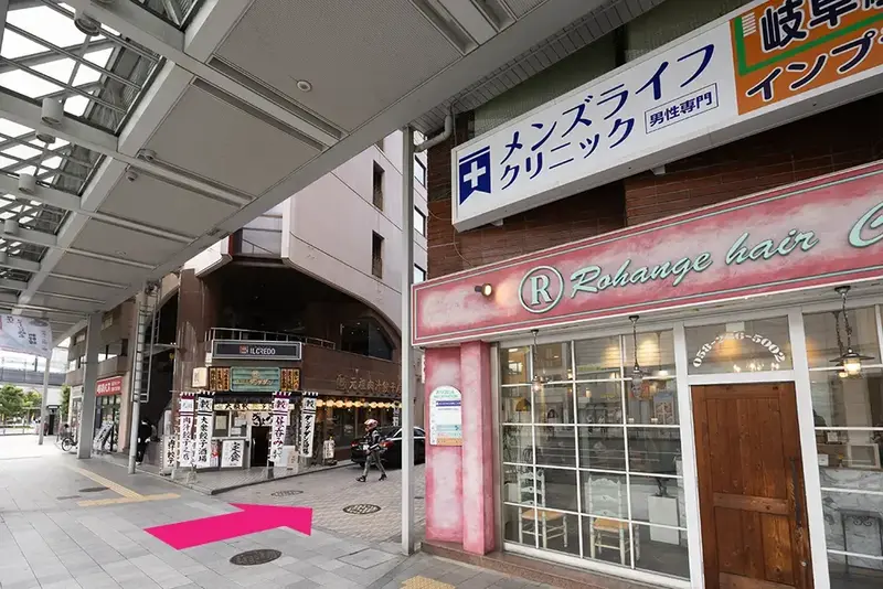 右手にメンズライフの看板があるので、その先を右折