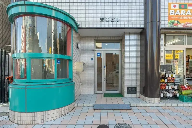 エントランスからお入りください