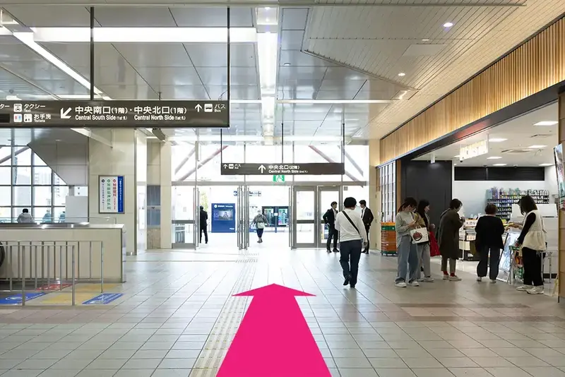 駅舎を出て右折、中央北口（2階）へ