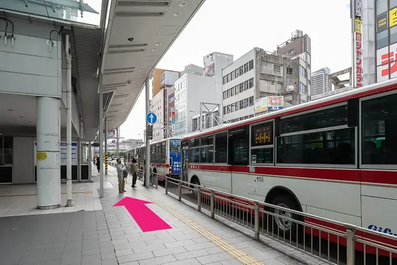 道路沿いの歩道を直進