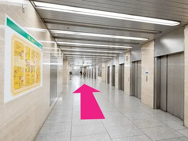 エレベーター軍を右に見ながら直進し、突き当りにあるエレベーターに乗り2階へお越しください。