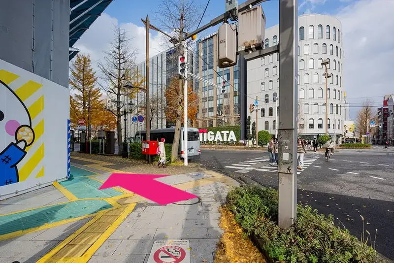 NIGATAのモニュメントを目印にし、道なりに進みます