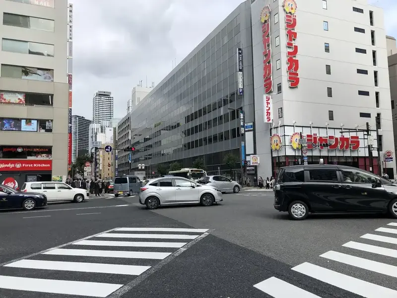 『ジャンカラ』で右に曲がり、直進します。