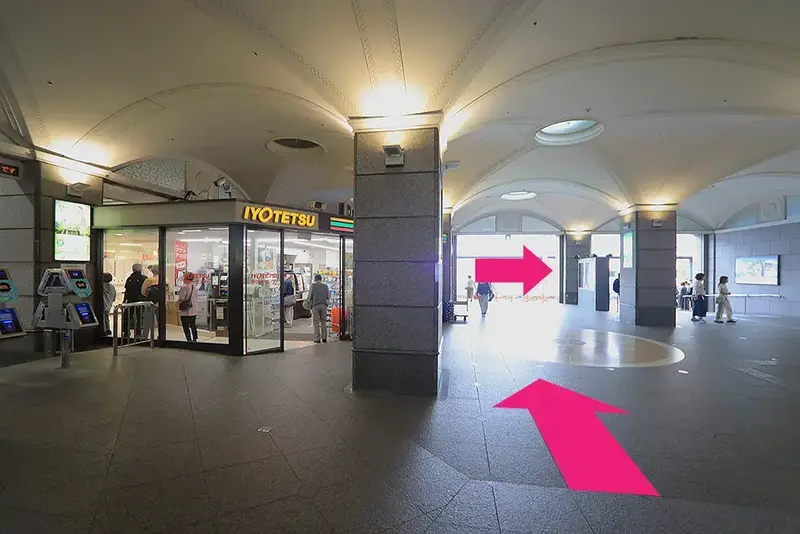 私鉄・松山市駅の改札口を出てセブンイレブンを左に見ながら進み駅舎から出たら右折。