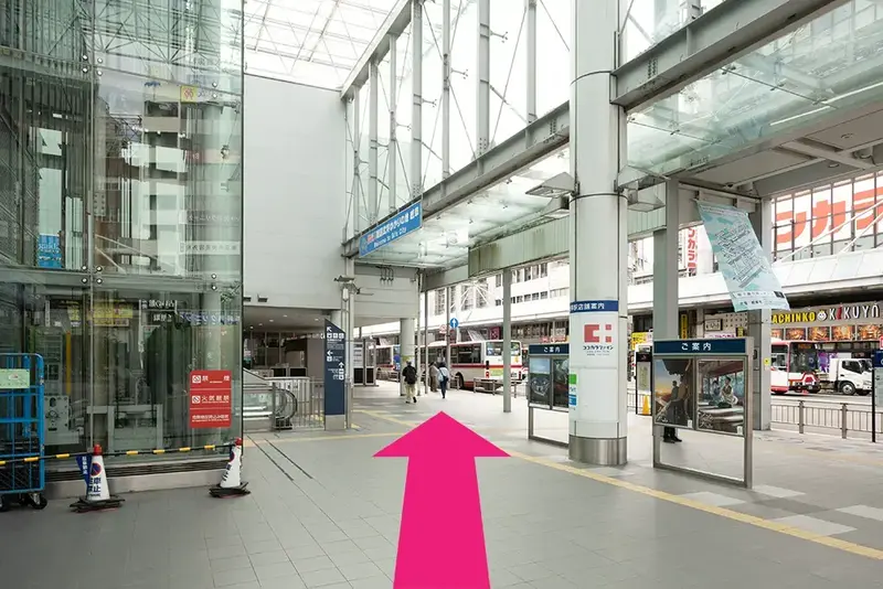 降りたら左折し直進します