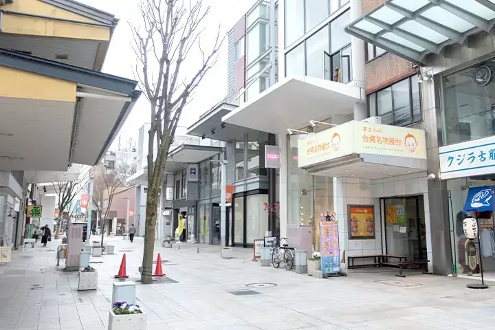 台湾名物屋台の先が当クリニックです。