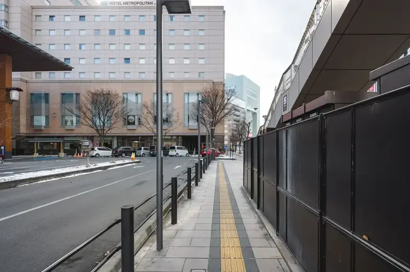 歩道橋をくぐり横断歩道まで直進します。