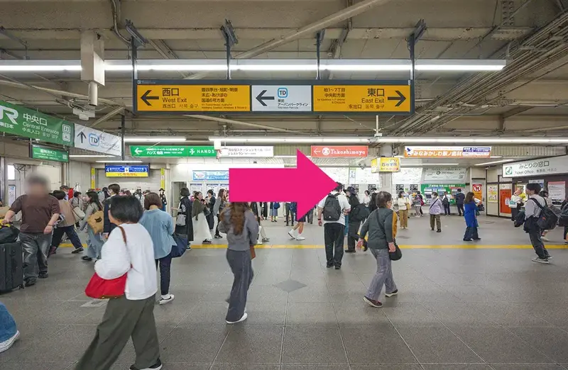 中央改札を出たら東口に向かいます。