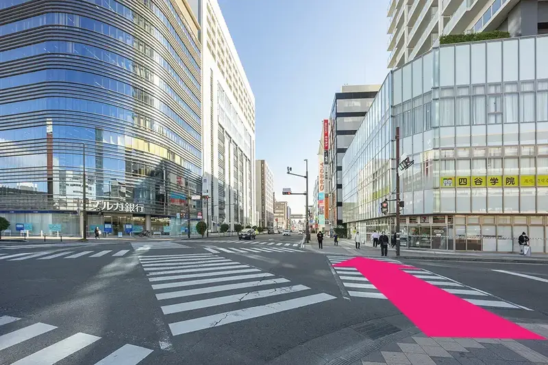 1つ目の横断歩道を直進し、ずっと直進します