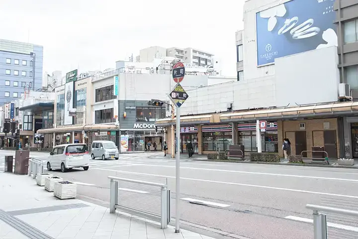 北鉄バス「片町」バス停から徒歩7分。