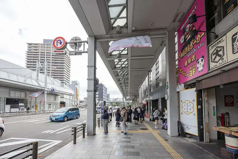 地下道から出て直進