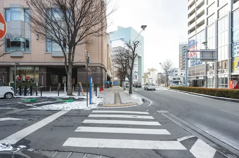 横断歩道を渡ります。